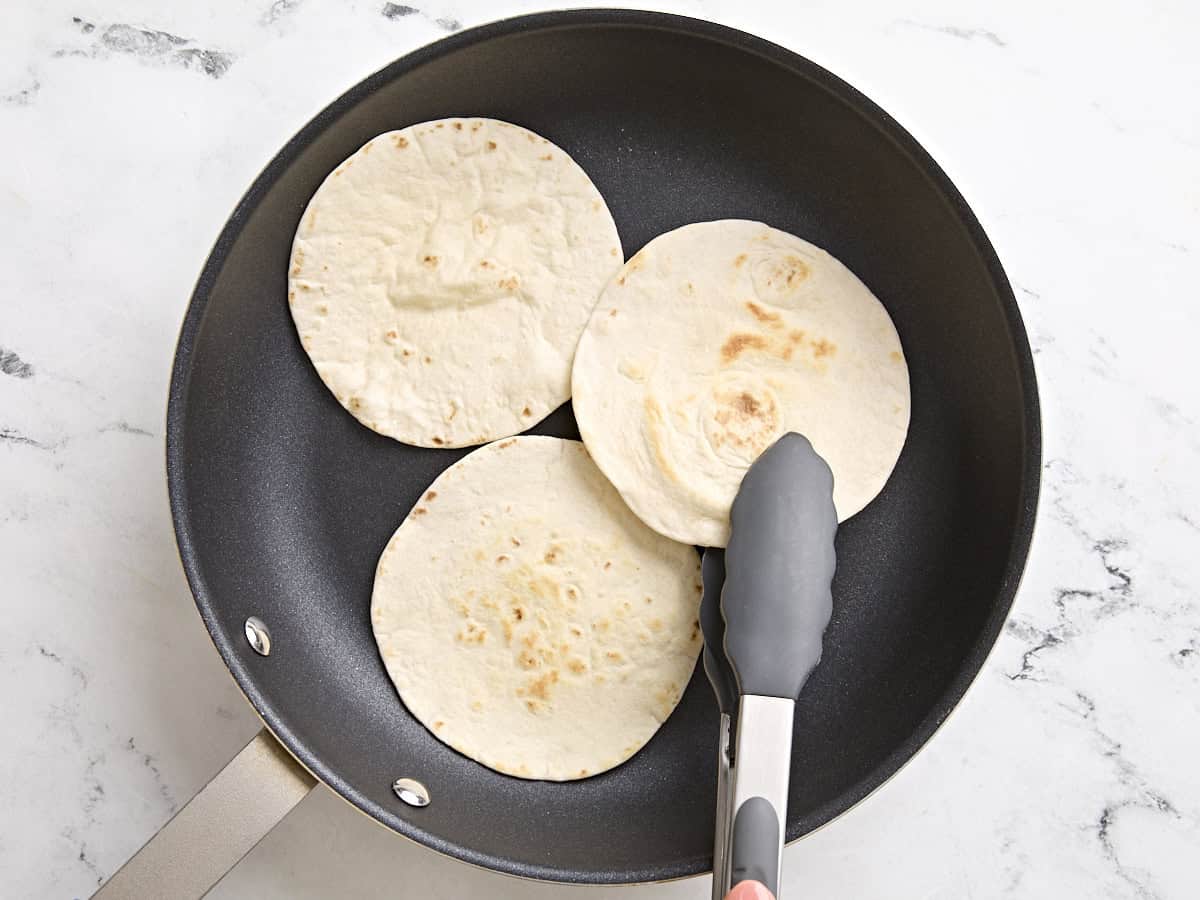 Tortillas à réchauffer dans une poêle