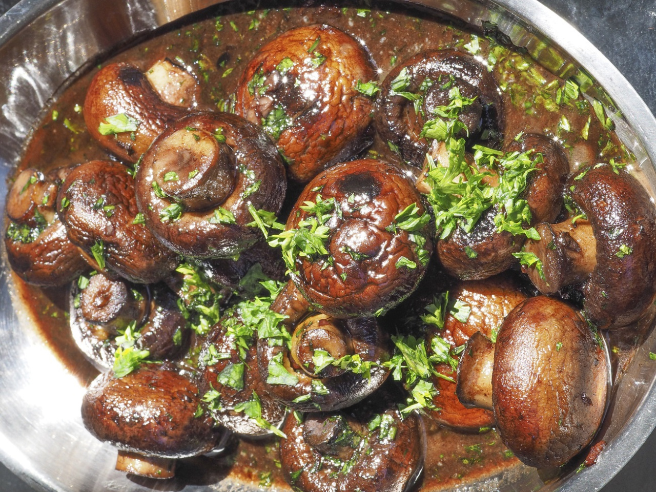 Champignons aromatiques en glaçage sucré. Je les sers pour le dîner à la place d'une salade