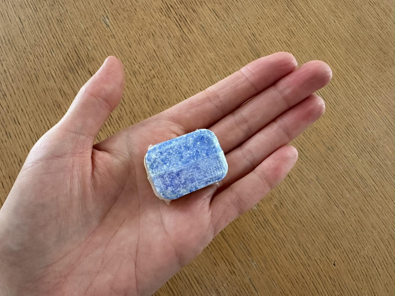 Grâce à 1 cube, j'ai résolu ce problème ennuyeux.  Il suffit de verser de l'eau dessus