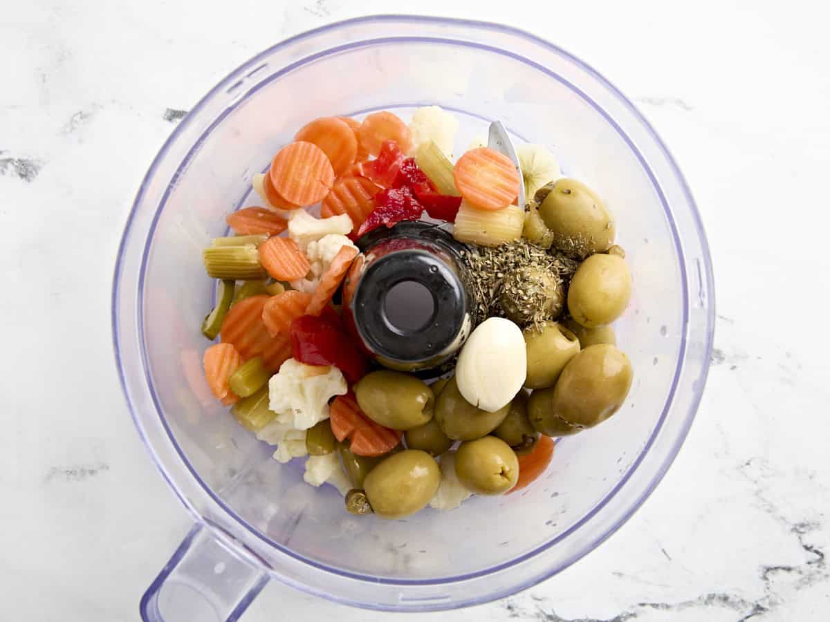Ingrédients pour la salade Muffaletta dans un robot culinaire