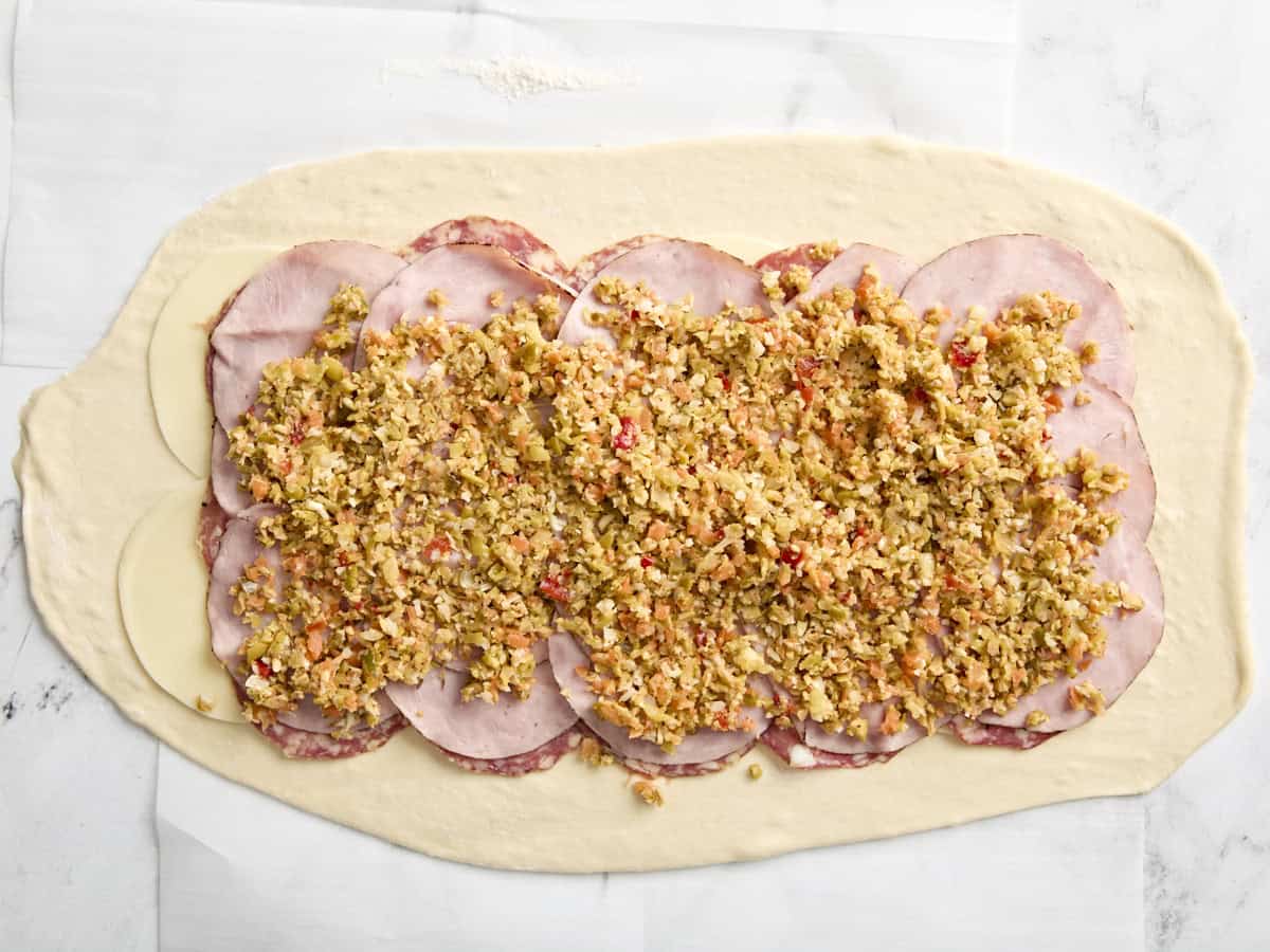 Garnitures pour muffaletta roulée sur pâte à pizza