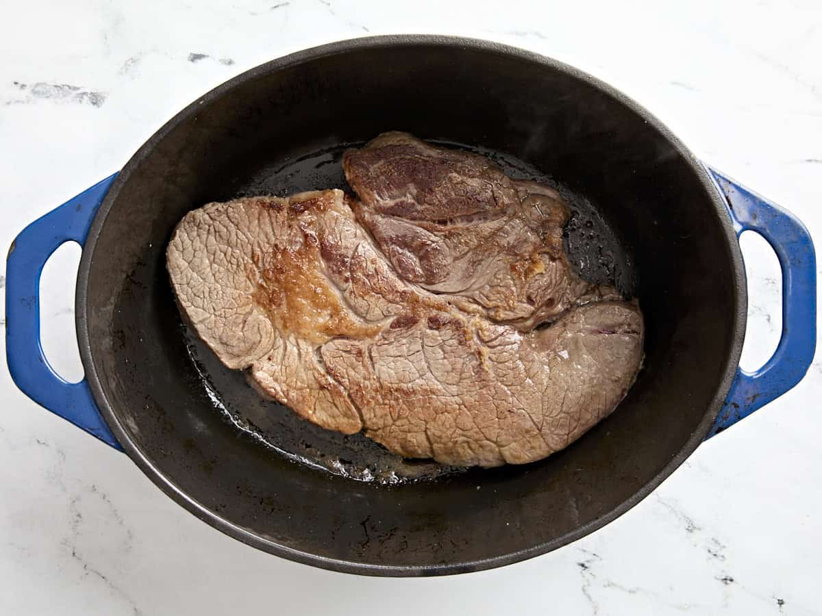 Rôti de cocotte doré dans une cocotte.