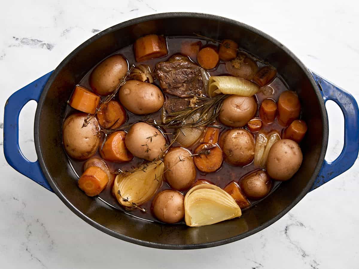 Rôti braisé fini dans une cocotte.