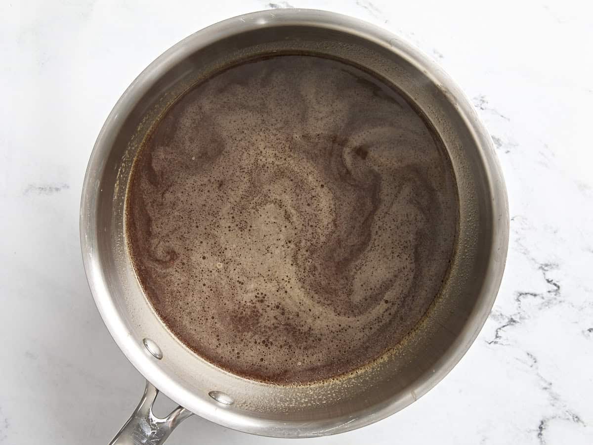 Bouillon pour rôti dans une casserole.