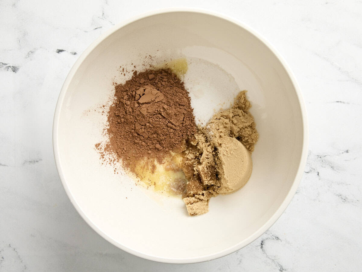Faire fondre le beurre, l'huile, le sucre et le cacao dans un bol à mélanger.