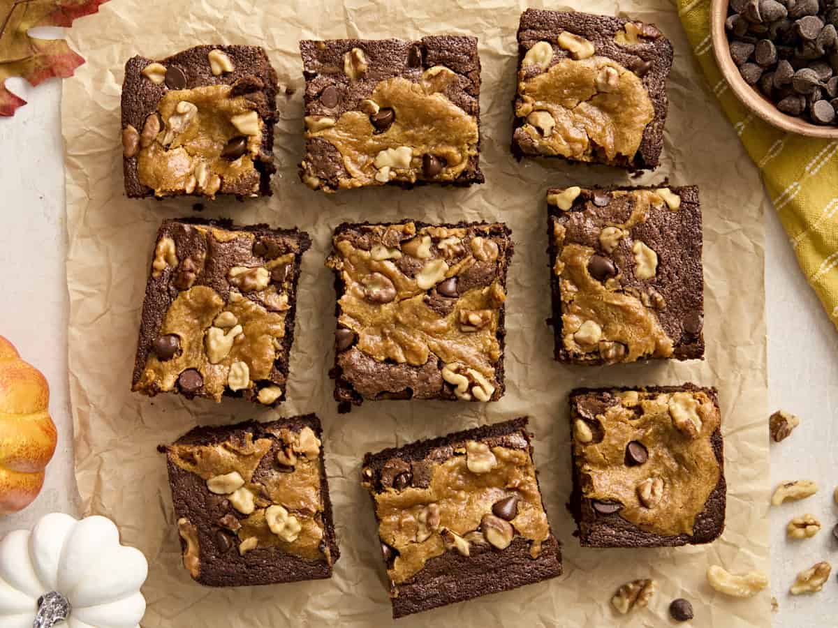 Vue aérienne de brownies à la citrouille sur papier parchemin.