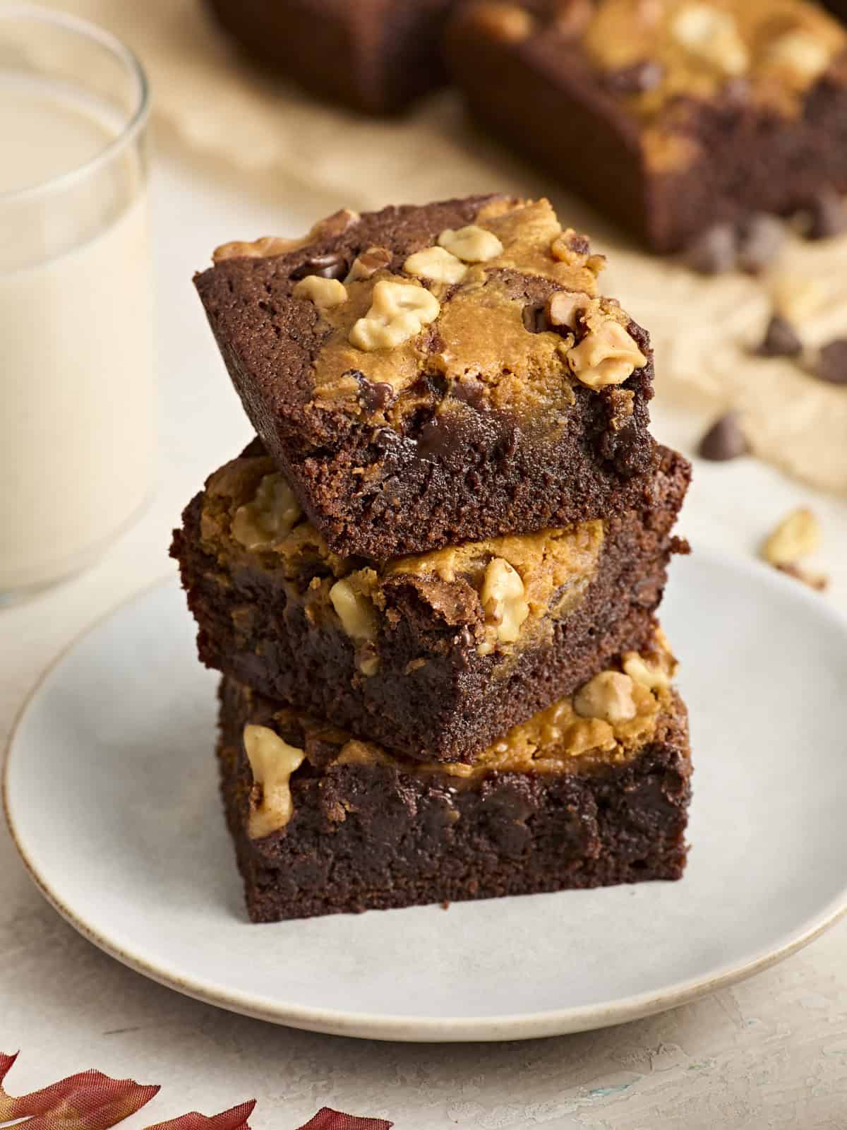 Une pile de brownies à la citrouille sur une assiette.