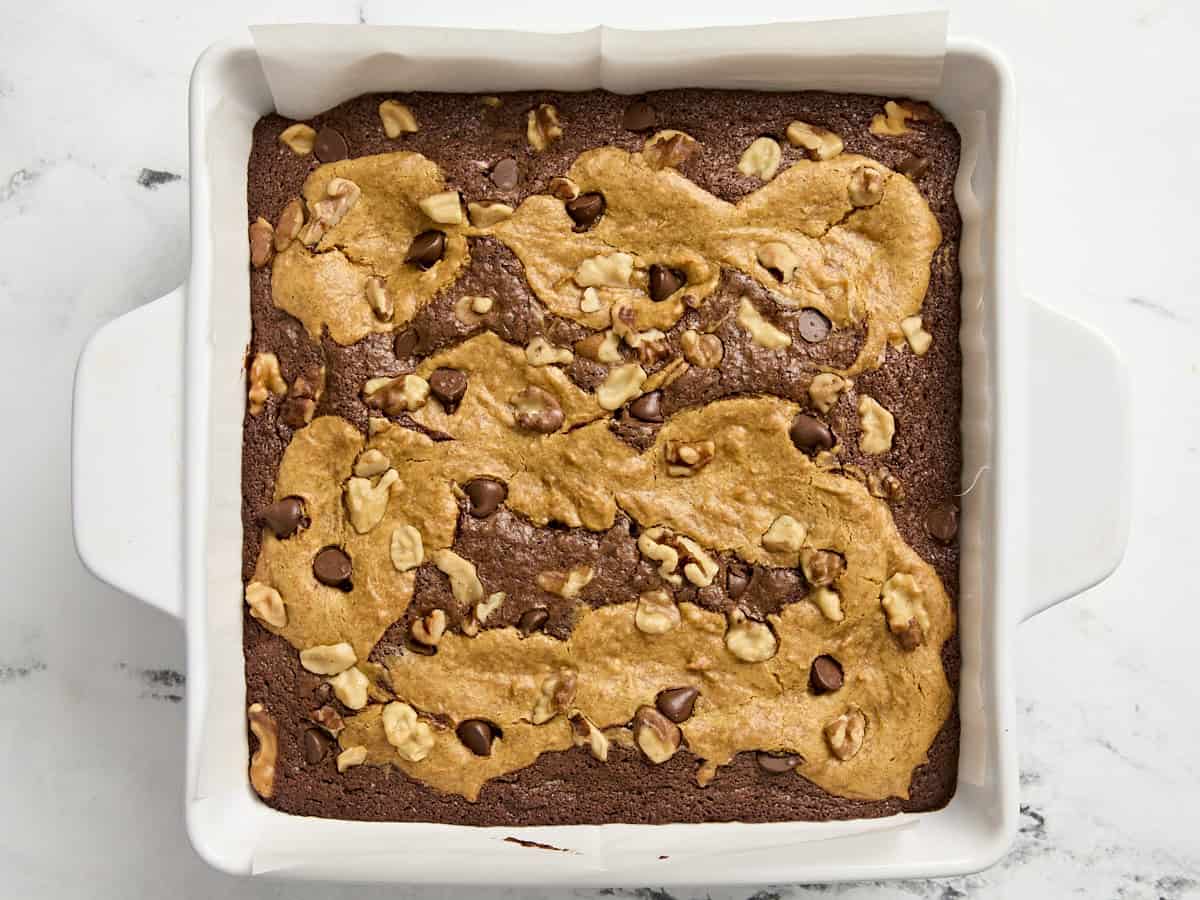 Brownies à la citrouille fraîchement sortis du four dans un plat allant au four.