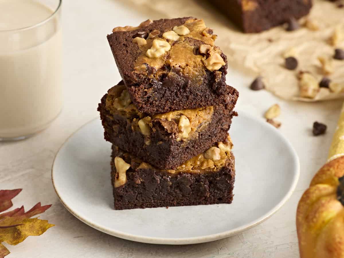 Une pile de brownies à la citrouille sur une assiette.