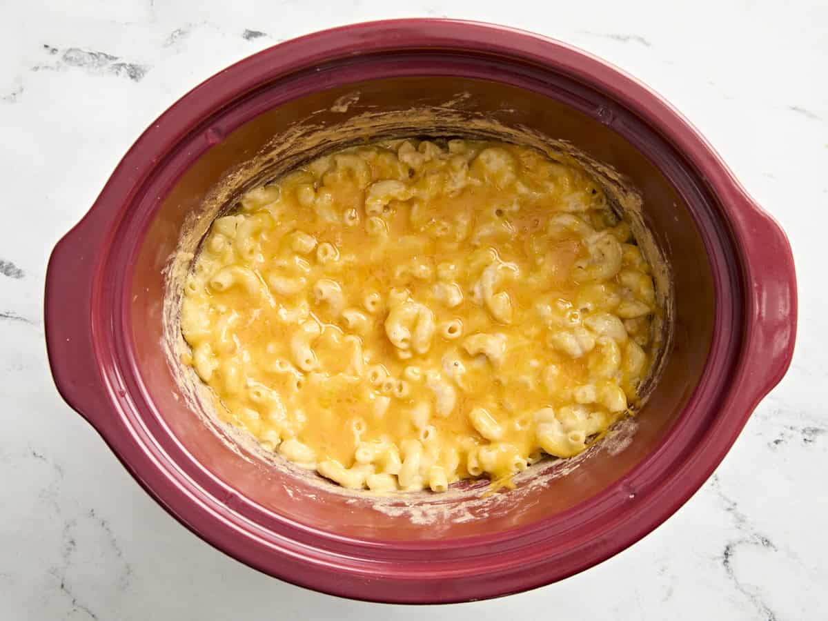 Macaroni au fromage cuit à la mijoteuse.