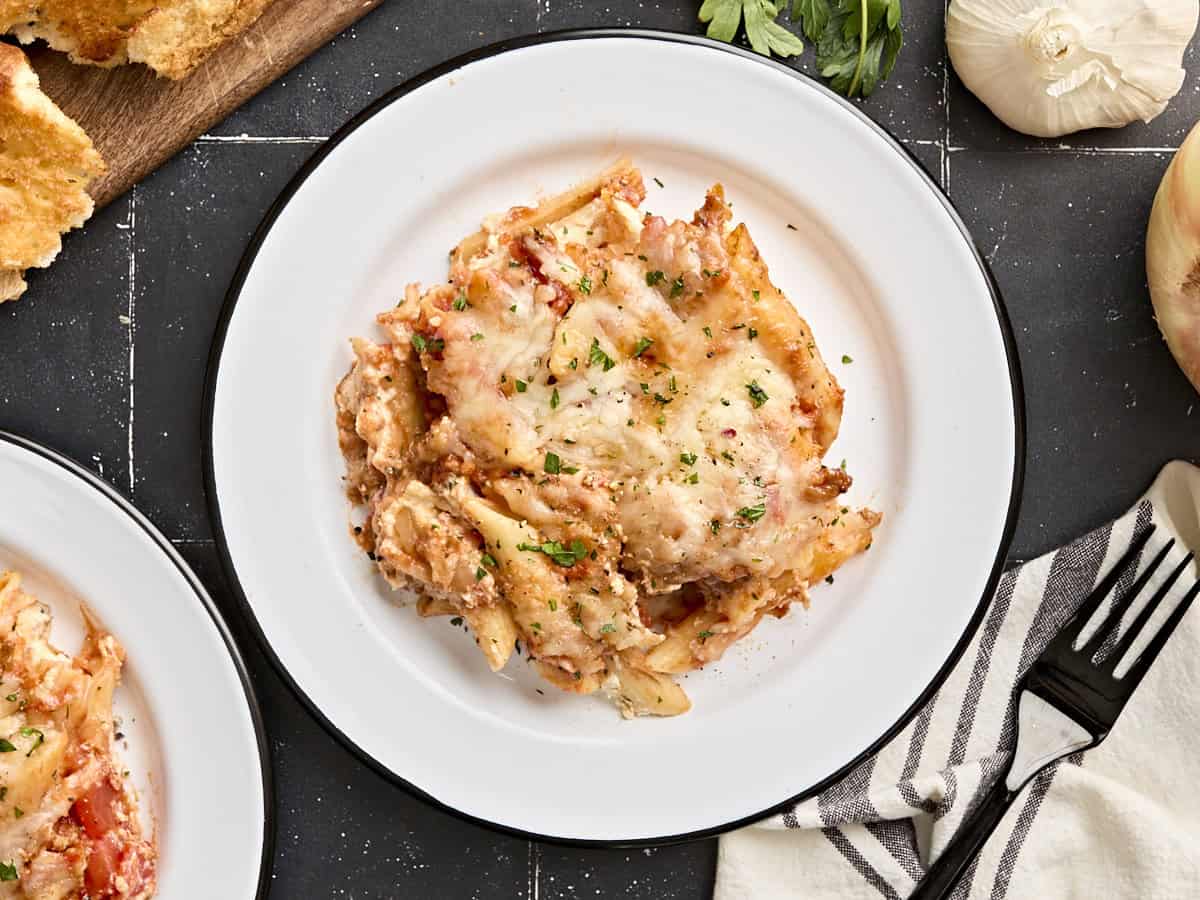 Vue aérienne des mostaccioli cuits au four sur une assiette de service simple.