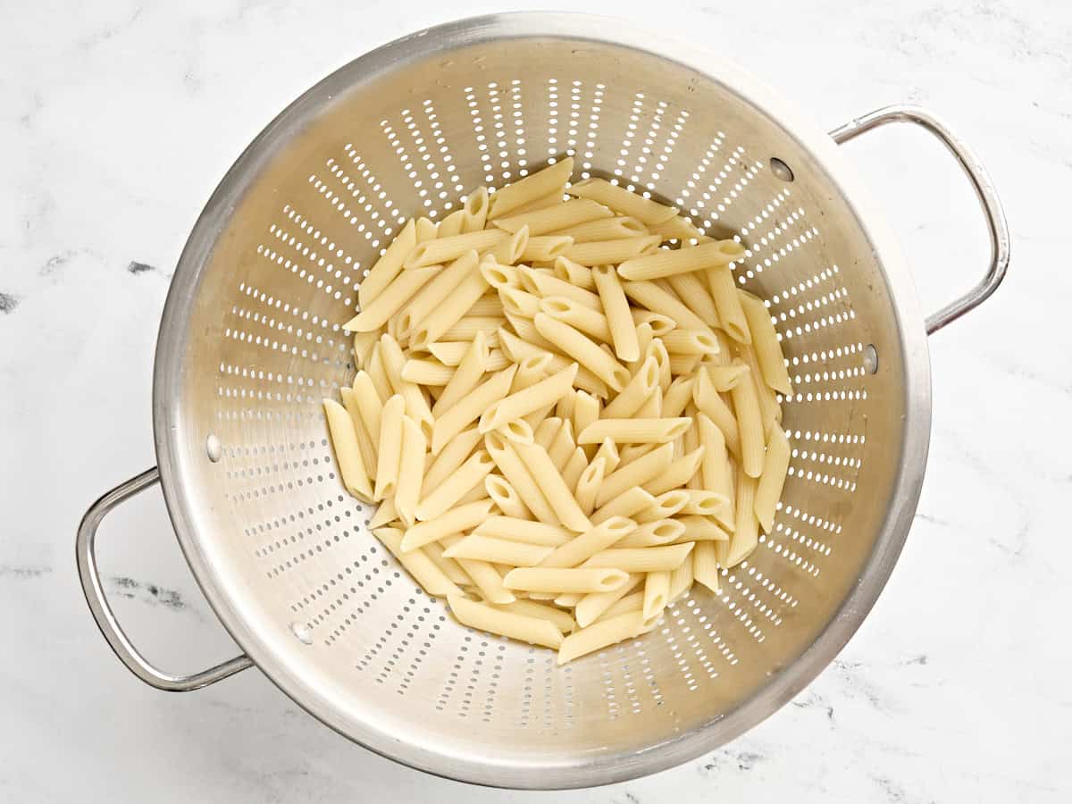 Pâtes mostaccioli cuites dans une passoire.