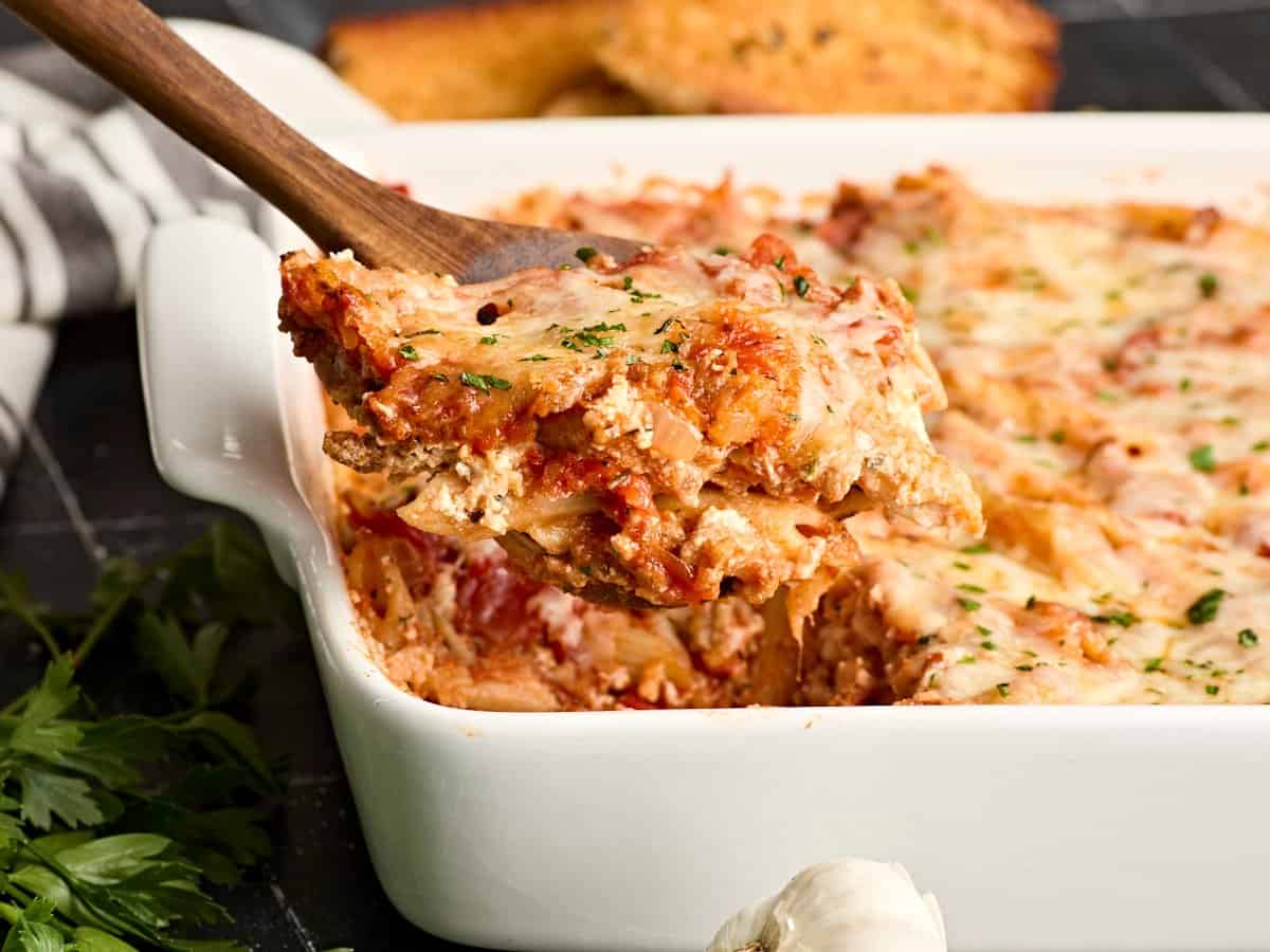 Vue latérale des mostaccioli cuits au four avec une portion retirée de la poêle.