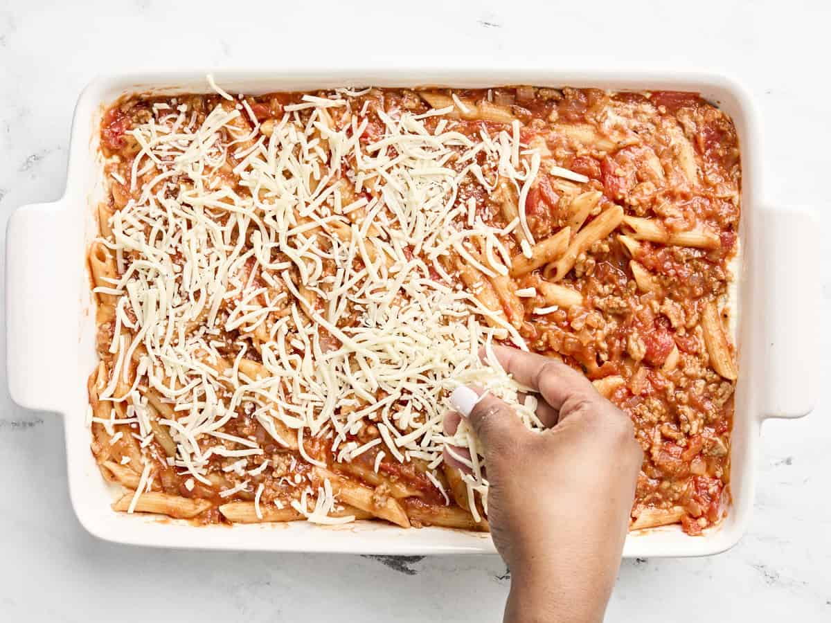 Mozzarella ajoutée sur les pâtes mostaccioli.
