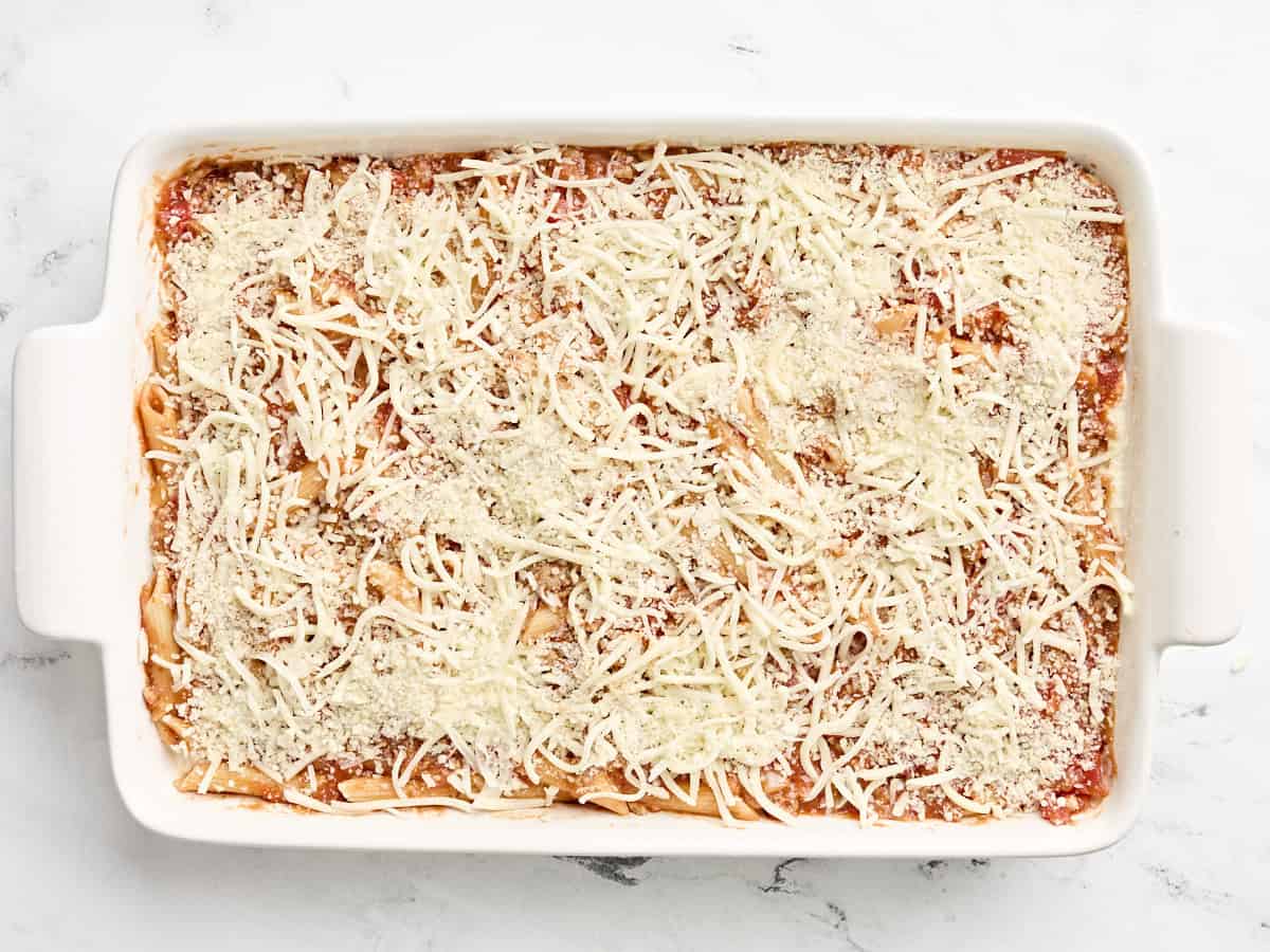 mozzarella et parmesan râpé ajoutés sur les pâtes mostaccioli.