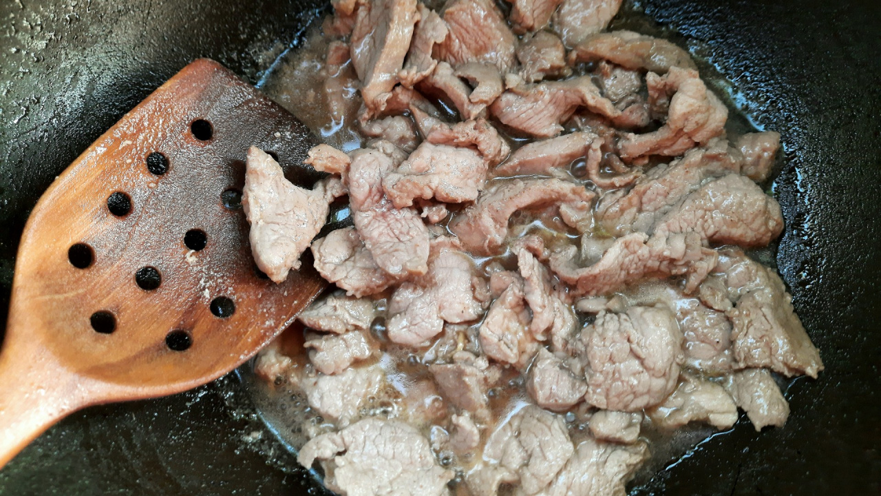 C'est ainsi que l'on prépare du porc à la moldave. De cette façon, vous extrairez 100% de la saveur de la viande
