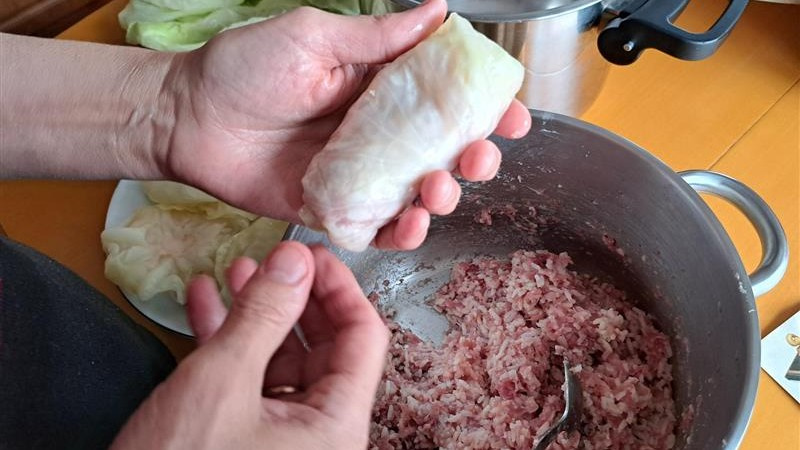 Cela ne sert à rien de cuire des rouleaux de chou dans une casserole. Vous obtiendrez toute la saveur d'une manière différente