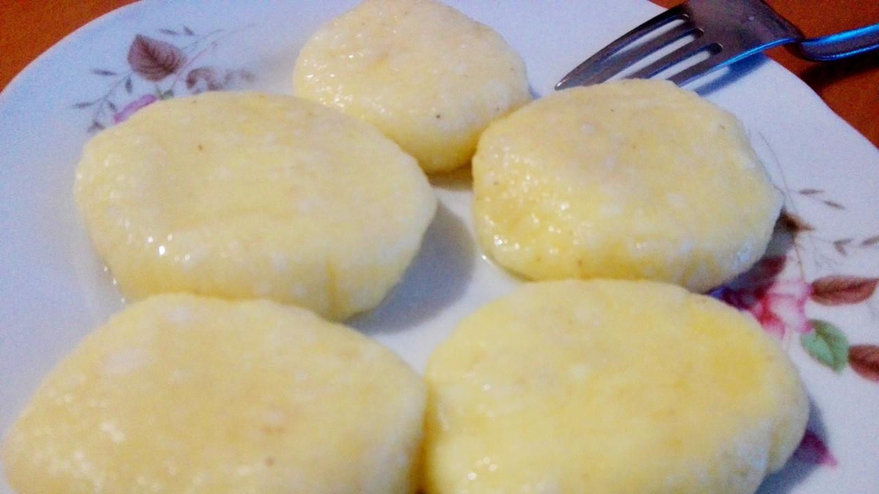Dumplings d’urgence à partir des restes. J'ai mélangé ceci et cela dans le réfrigérateur et ils se sont avérés meilleurs que les raviolis et les paresseux