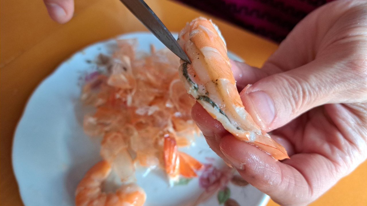 Ils paient beaucoup d'argent et ne savent pas qu'ils mangent... des excréments. Tous les amateurs de crevettes ne le savent pas.