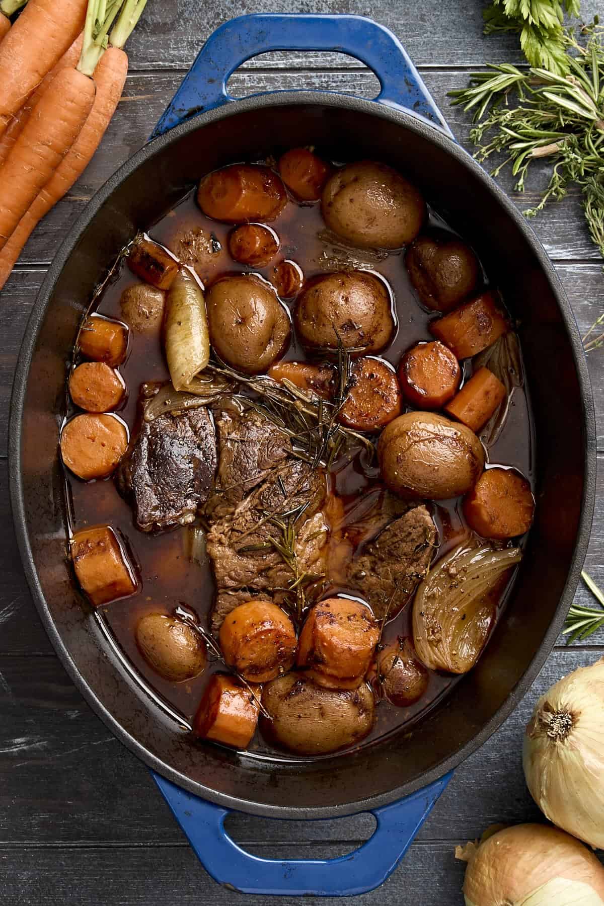 Rôti au four hollandais avec pommes de terre, carottes et oignons.