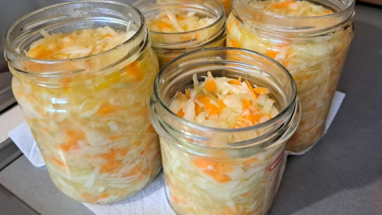 Salade comme des "chinoises" pour l'hiver en bocaux. Il ne se gâte pas et a meilleur goût que mariné