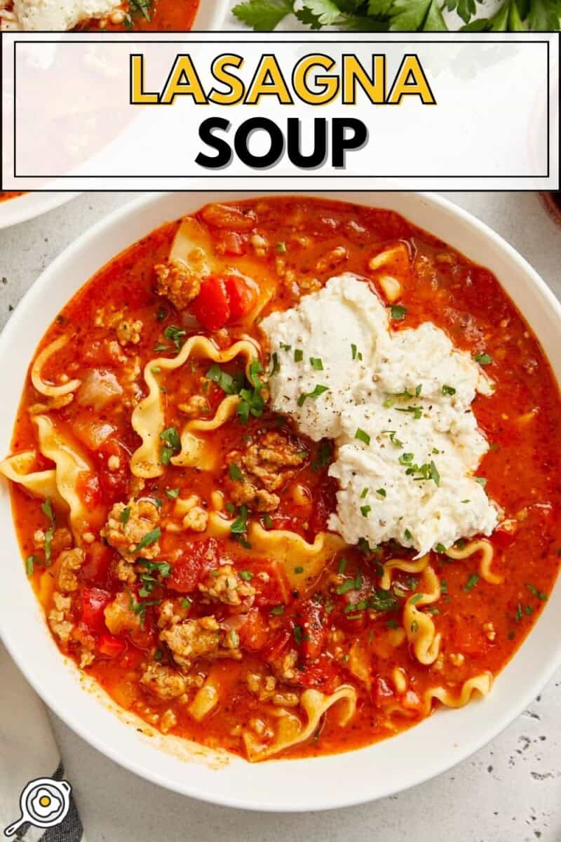 Vue aérienne de la soupe de lasagne dans un bol blanc avec le texte du titre en haut.