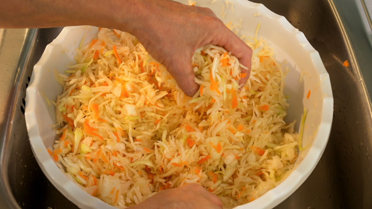 Vous n'avez jamais mariné de chou comme ça auparavant. Outre le sel, ajoutez autre chose. Il en ressortira mieux que d'habitude