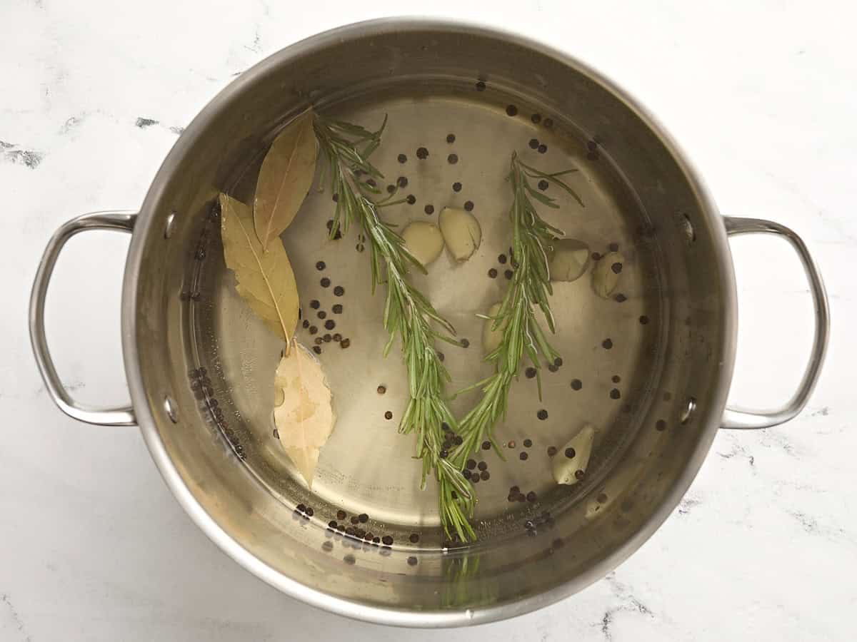 Herbes mijotées dans une grande casserole d’eau.