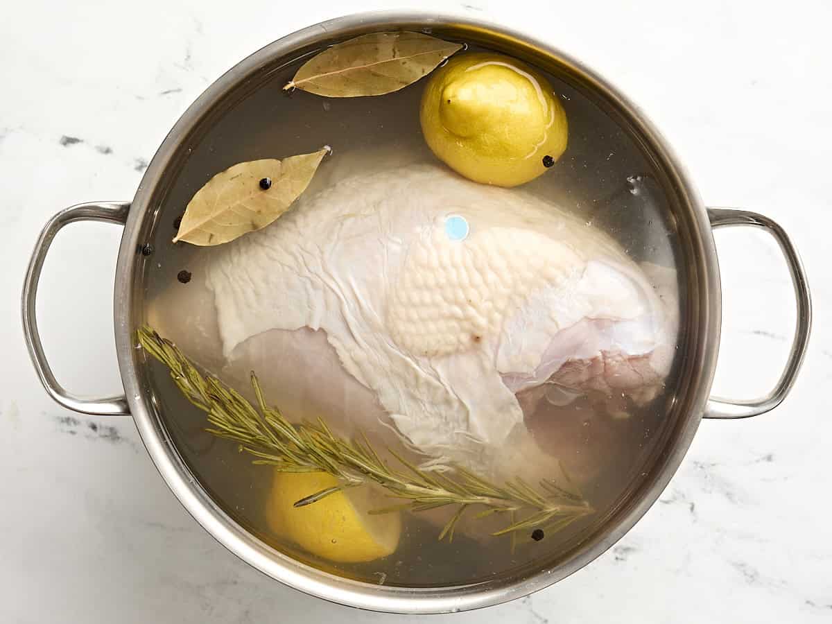 Saumure de dinde finie dans une grande casserole.