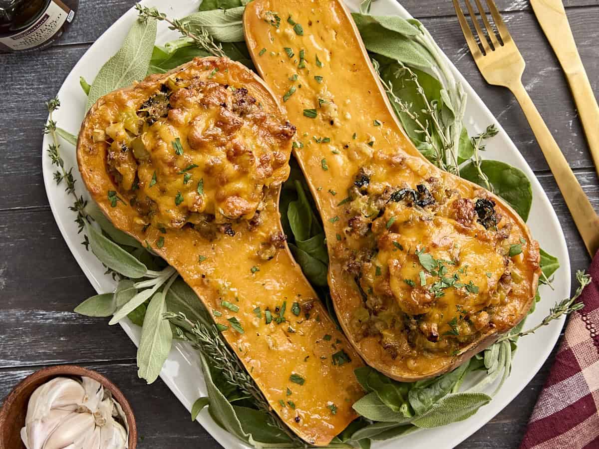 Vue aérienne de la courge musquée farcie sur une assiette.