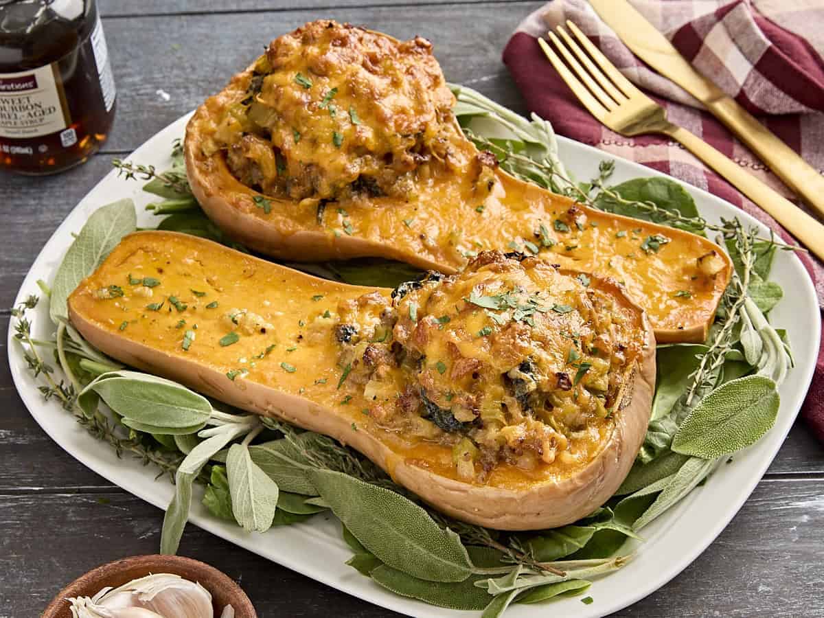 Vue latérale de la courge musquée farcie sur une assiette.