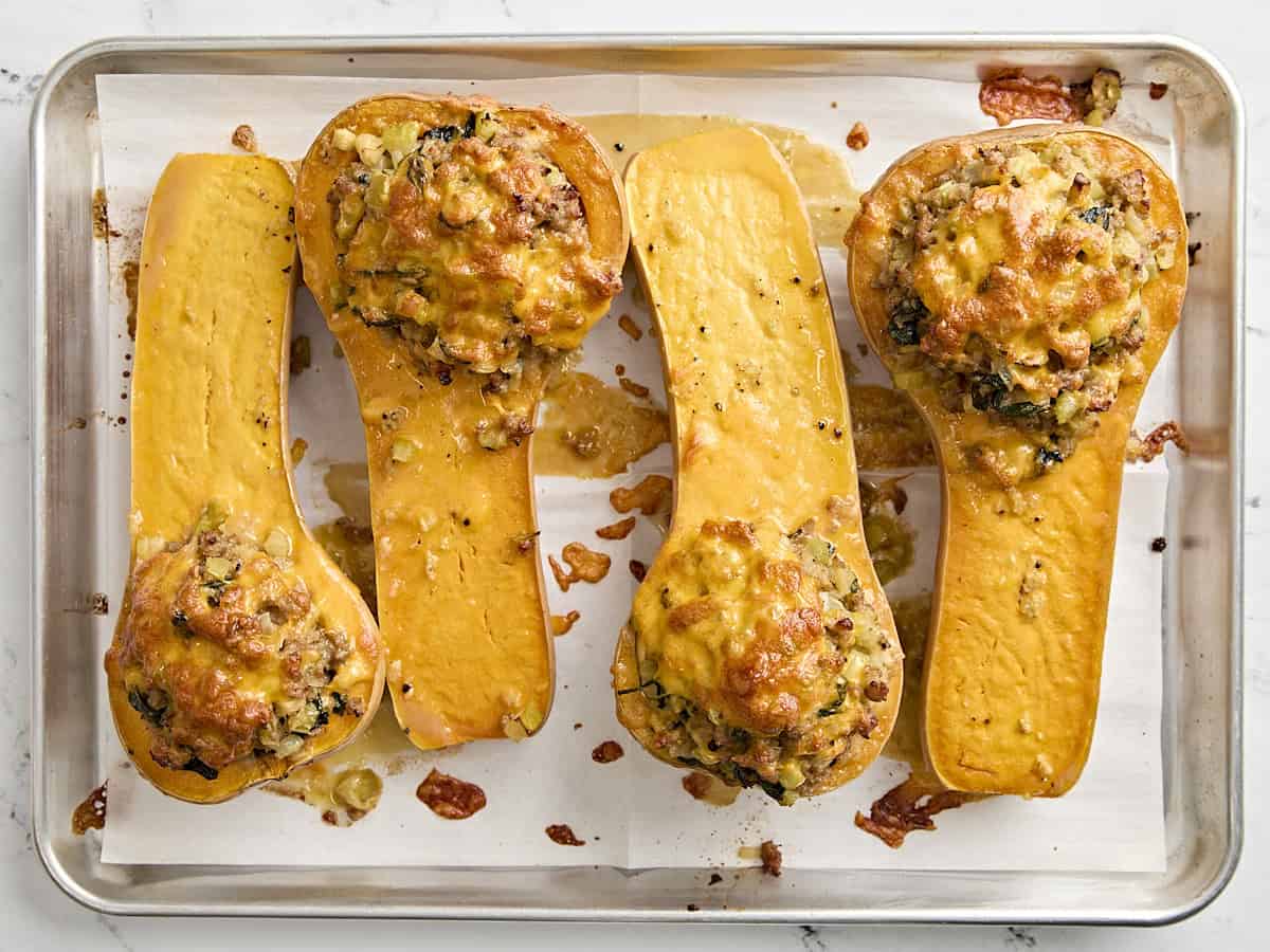 Courge musquée farcie sur une plaque à pâtisserie.