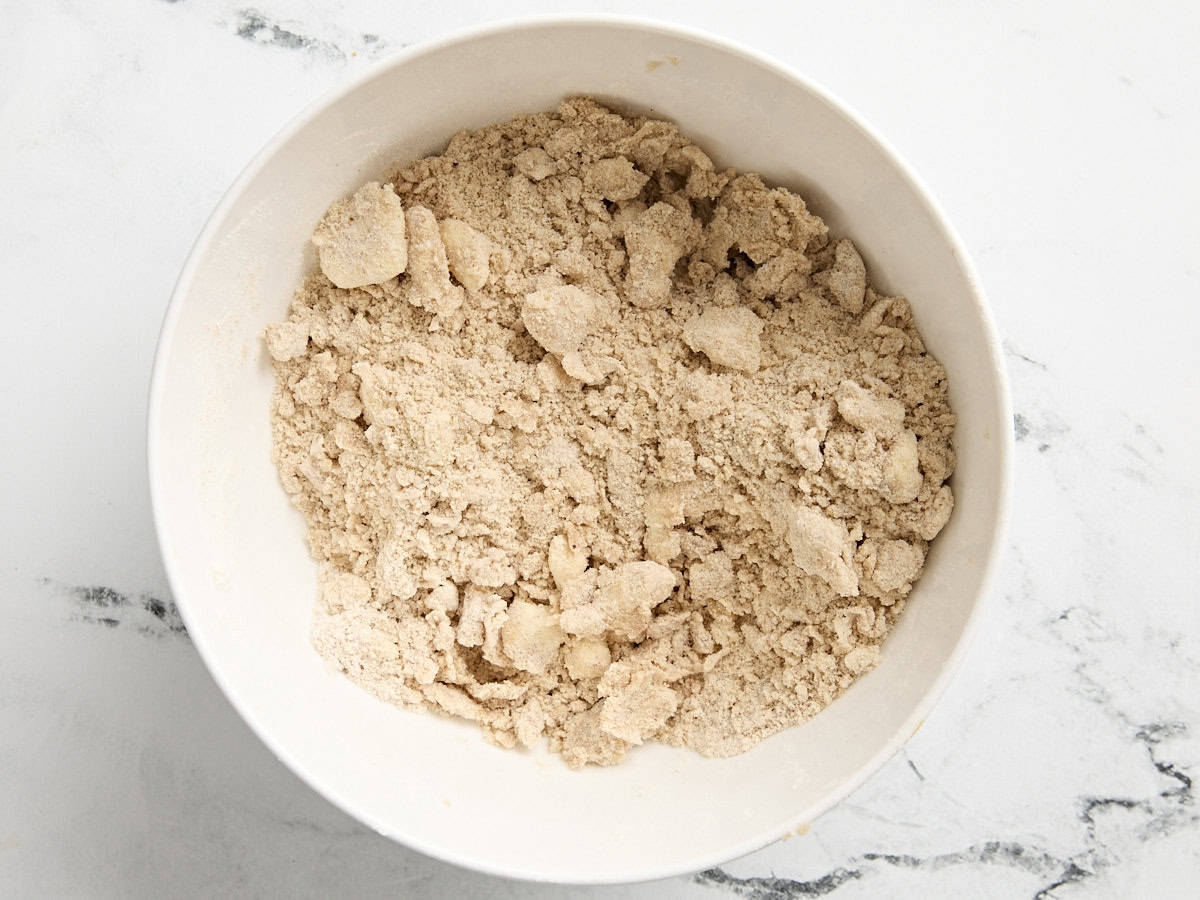 Garniture de crumble aux pommes dans un bol à mélanger.