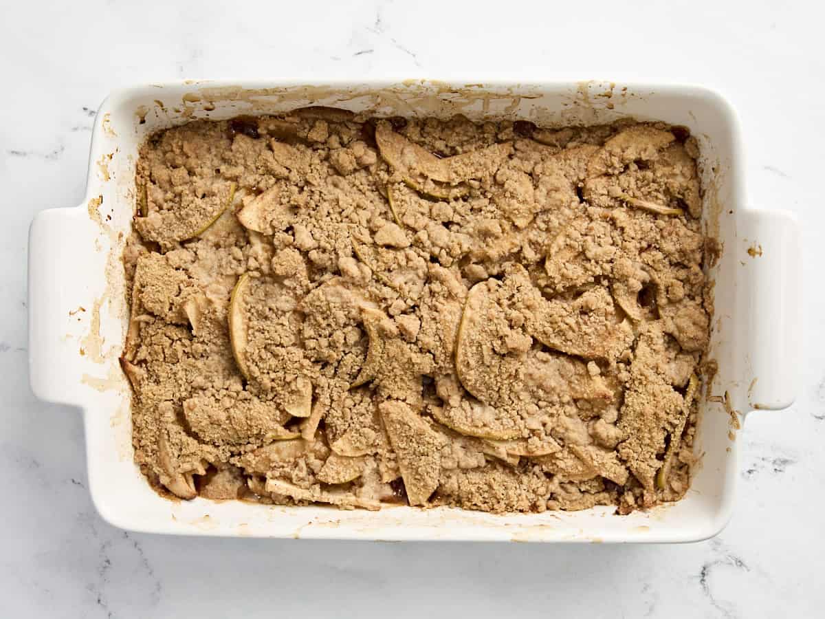 Crumble aux pommes au four dans un plat rectangulaire allant au four.