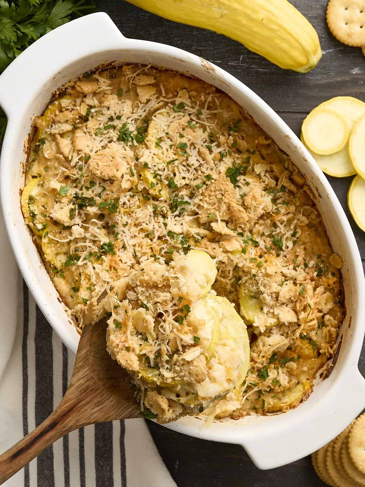 Une cuillère en bois sortant une cocotte de courge d'une cocotte.