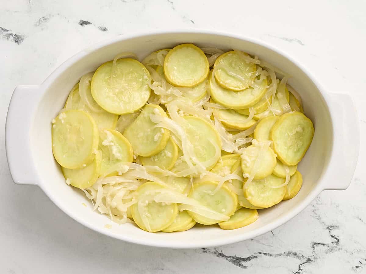 Tranches de courge et d'oignons dans une cocotte.