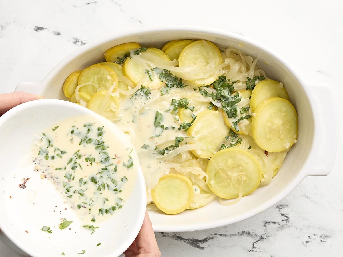Un bol versant la sauce à la crème sur une cocotte de courge.