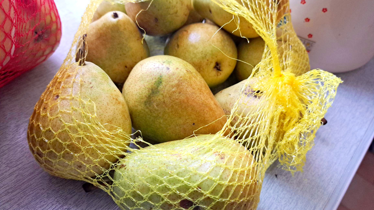 Avez-vous acheté des poires dures comme de la pierre ? Nous avons un moyen express de les faire mûrir