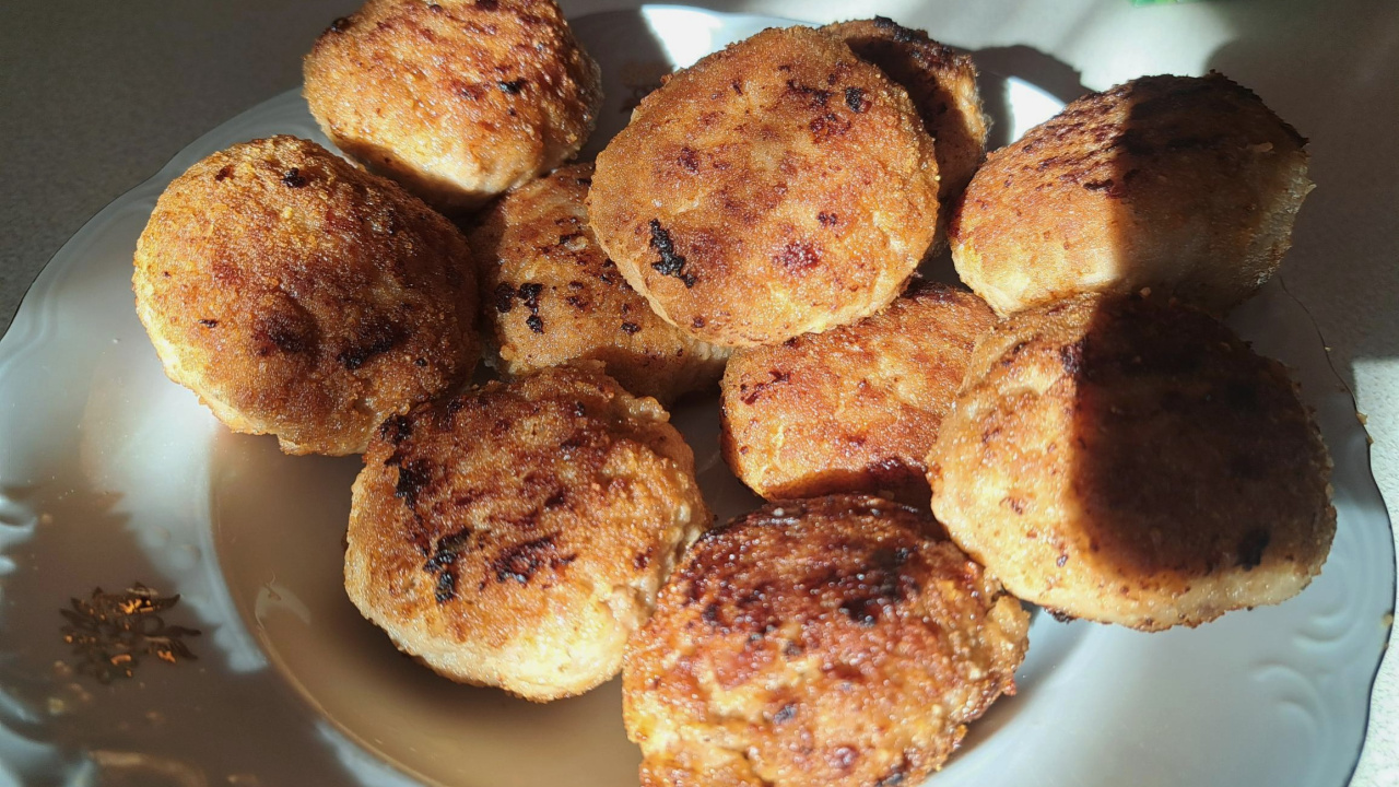 Escalopes hachées avec du pain frais grillé. Ne soyez pas surpris par sa quantité. Assez parlé du chignon
