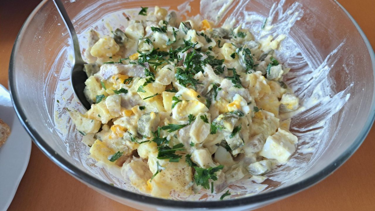 Les harengs dans une salade juive sont sans égal. Ne servez jamais de pain avec eux