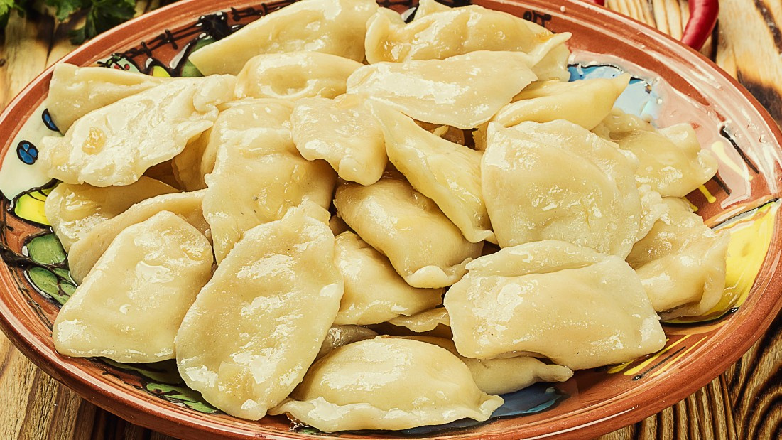 Préparez la pâte pour les raviolis en polonais et la garniture en italien. Effet? Tu n'en mangeras pas de meilleurs