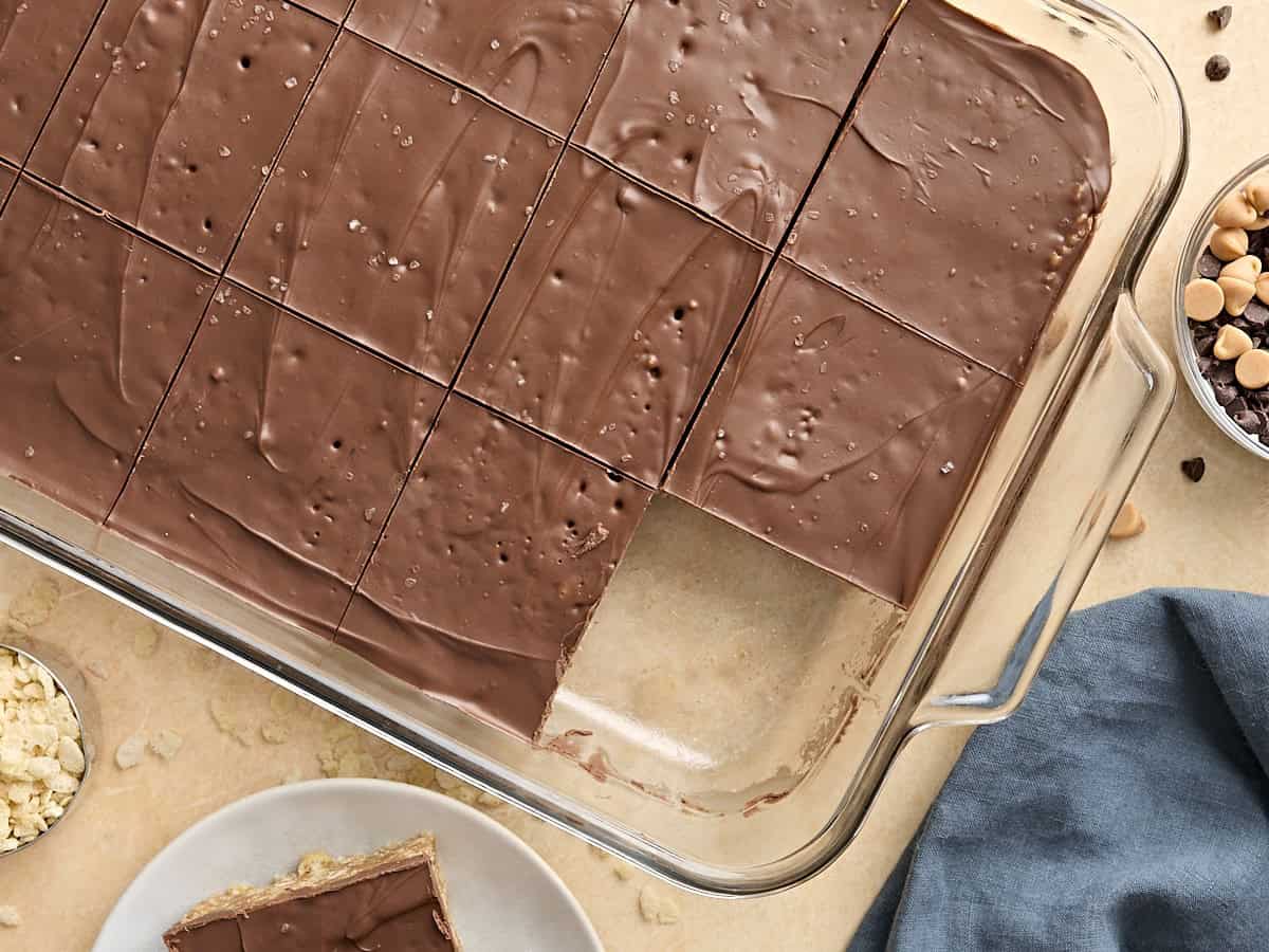 Vue aérienne de tranches de Scotcharoos dans un plat de cuisson en verre.