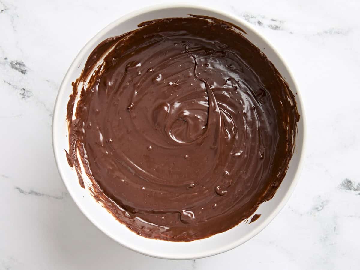 Mélange de truffes au chocolat dans un bol.