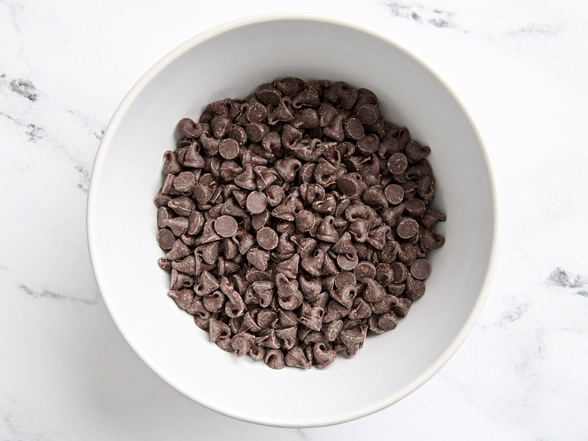 Pépites de chocolat mi-sucrées dans un bol.