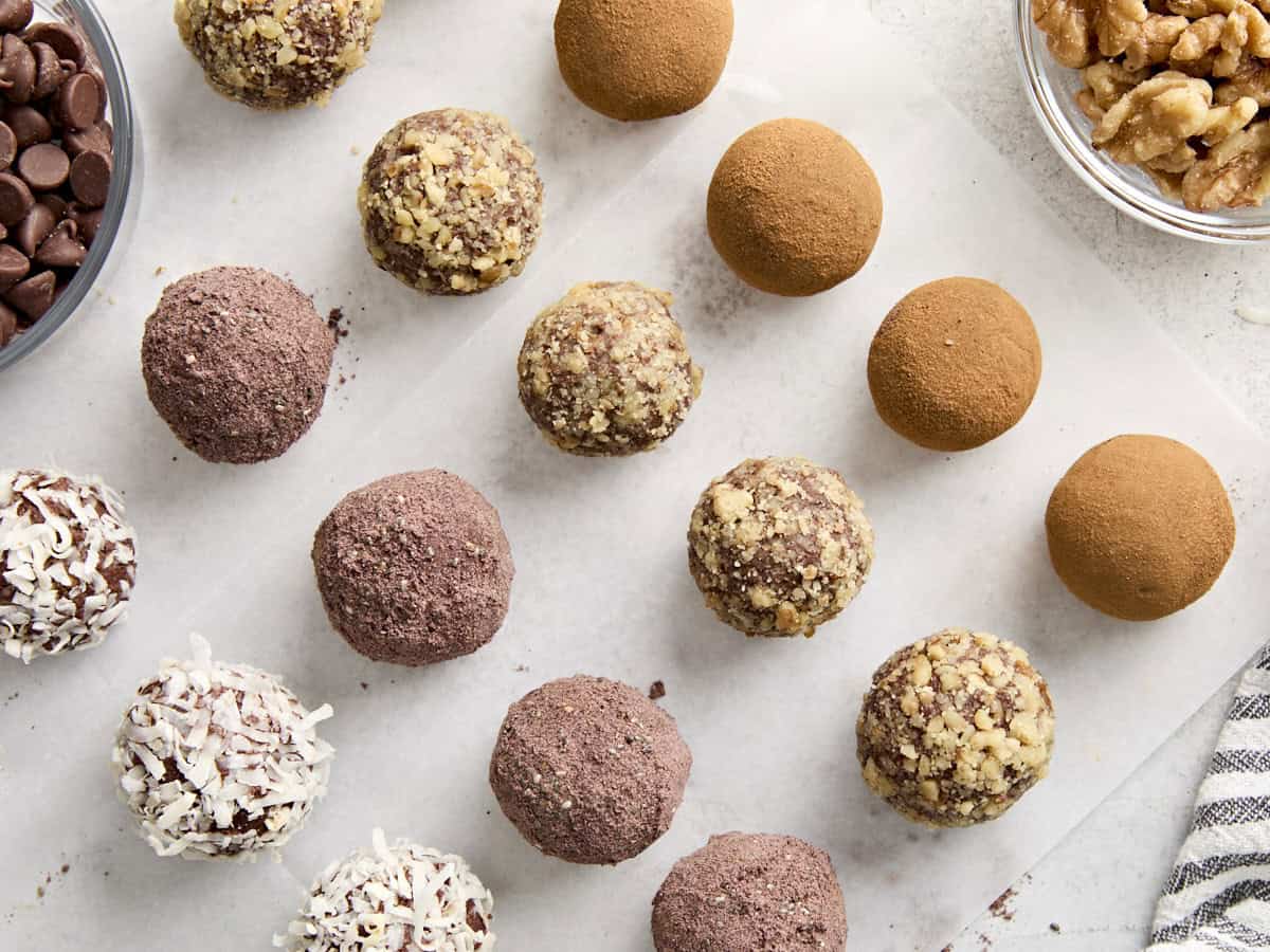 Vue aérienne de truffes au chocolat avec diverses garnitures.
