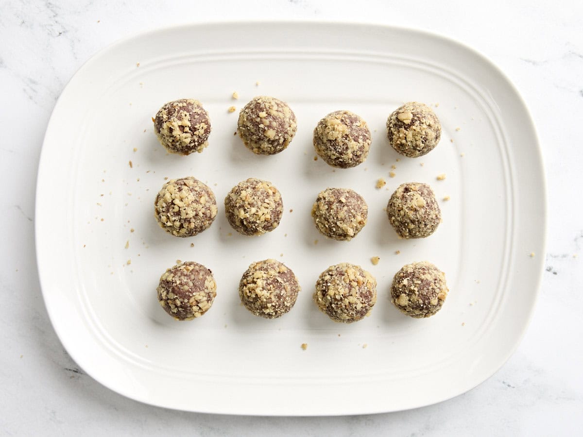 Truffes au chocolat aux noix sur une assiette.