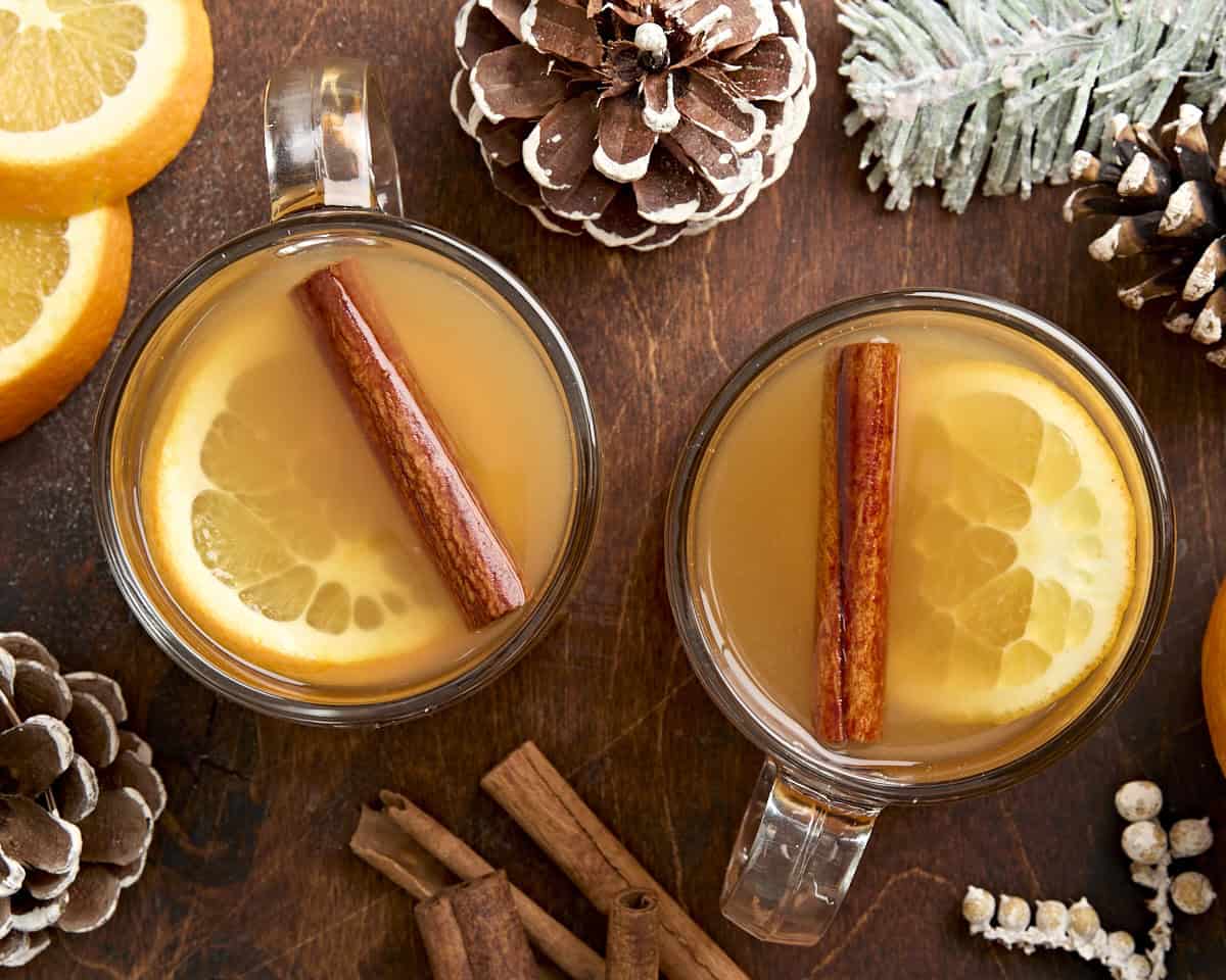 Vue aérienne de deux tasses de cidre de pomme chaud.