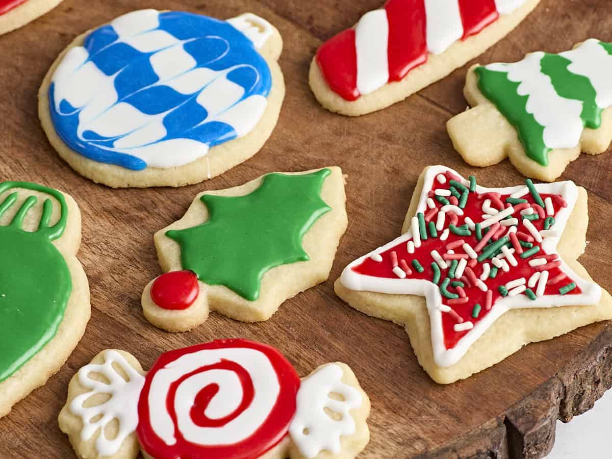 Vue latérale rapprochée des biscuits au sucre glacé festifs.