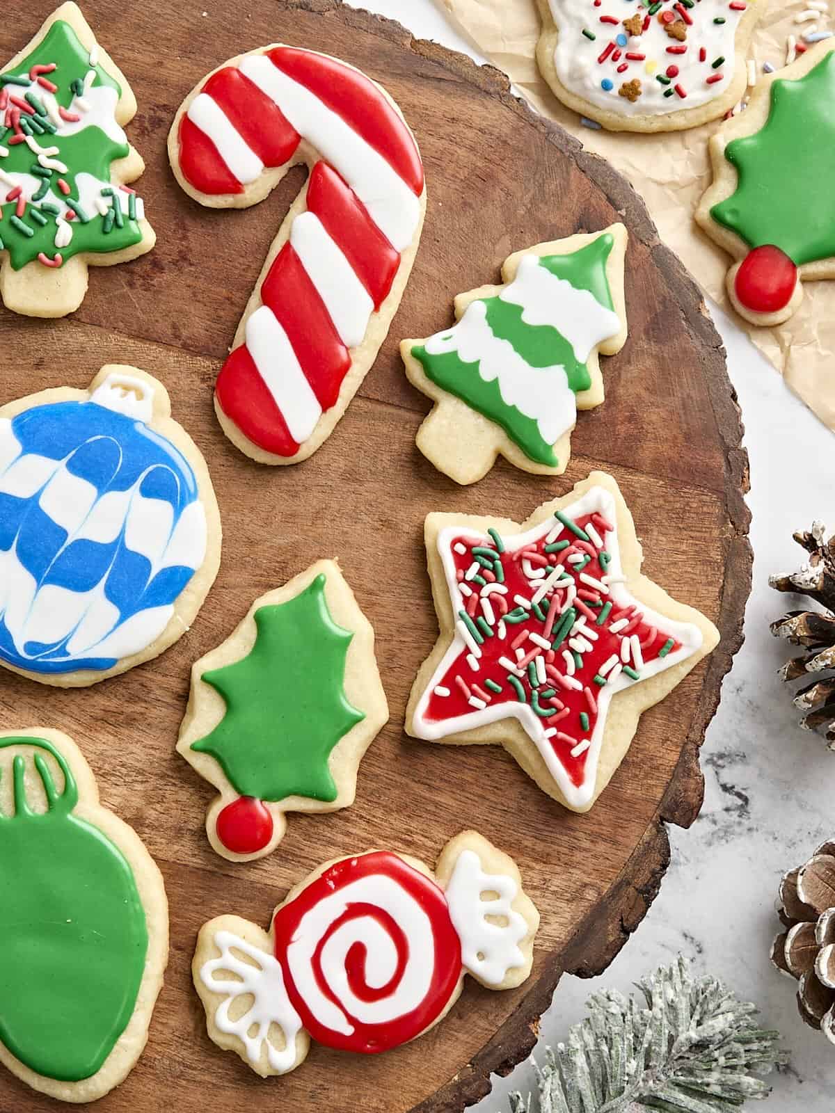 Vue aérienne de biscuits au sucre festifs sur une planche de bois.