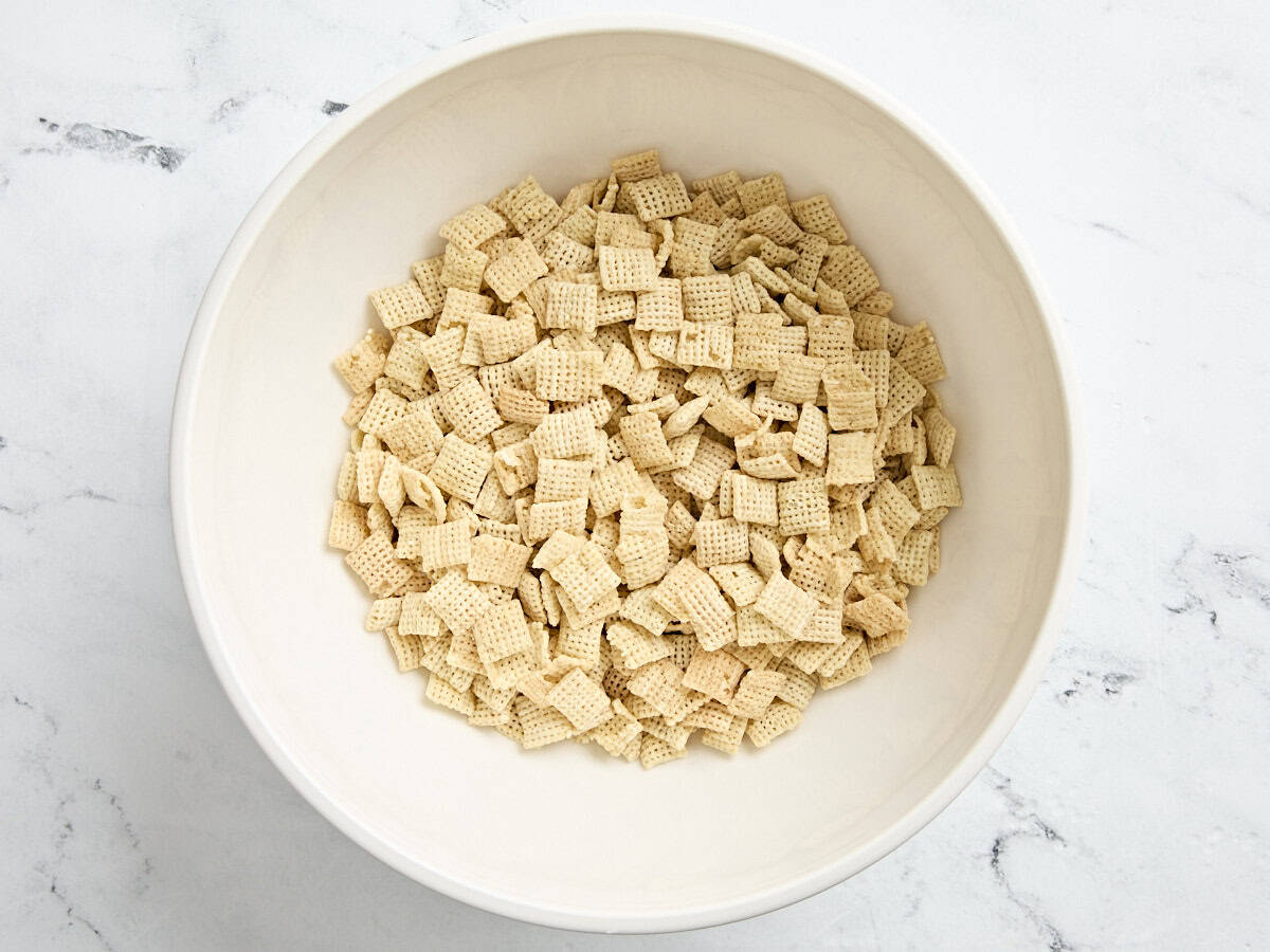 Céréales de riz chex dans un bol.